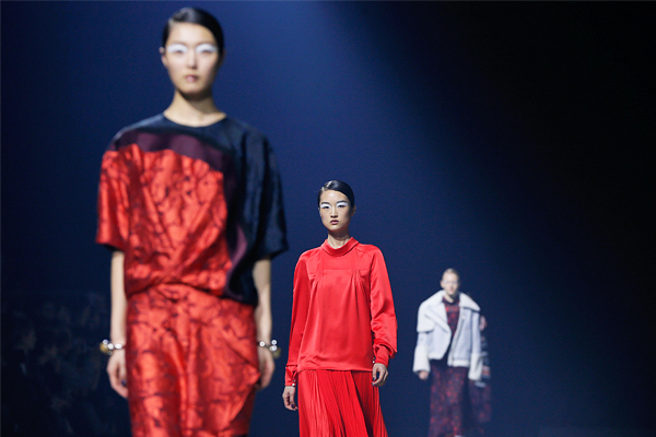 Модели представляют коллекцию дизайнеров Умберто Леона и Кэрол Лим