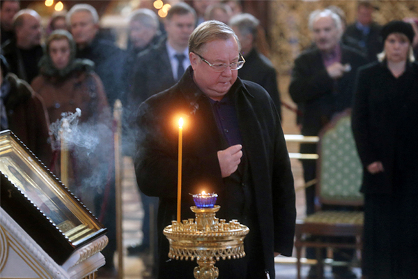 Председатель наблюдательного совета государственной корпорации "Фонд содействия реформированию жилищно-коммунального хозяйства" Сергей Степашин на церемонии прощания