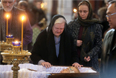 Крестная мама Валентина Распутина Ренита Григорьева (в центре) во время прощания с писателем