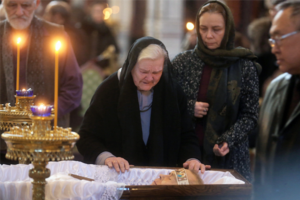 Крестная мама Валентина Распутина Ренита Григорьева (в центре) во время прощания с писателем