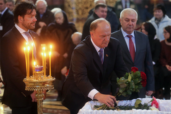 Лидер КПРФ Геннадий Зюганов (в центре) во время прощания с писателем Валентином Распутиным