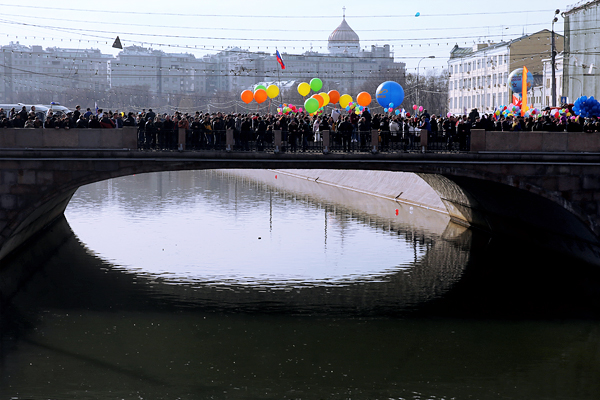 Перед началом митинга, посвященного годовщине воссоединения Крыма с Россией