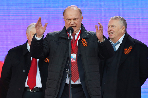 Лидер КПРФ Геннадий Зюганов (в центре) и лидер ЛДПР Владимир Жириновский (справа) на митинге-концерте "Мы вместе"