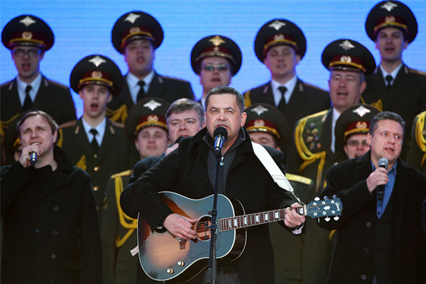 Солист группы "Любэ" Николай Расторгуев (в центре) на митинге-концерте
