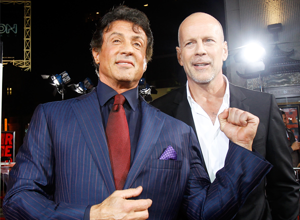Актеры Сильвестр Сталлоне и Брюс Уиллис на специальном показе фильма "РЭД" в китайском театре Граумана в Лос-Анджелесе, октябрь 2010 год