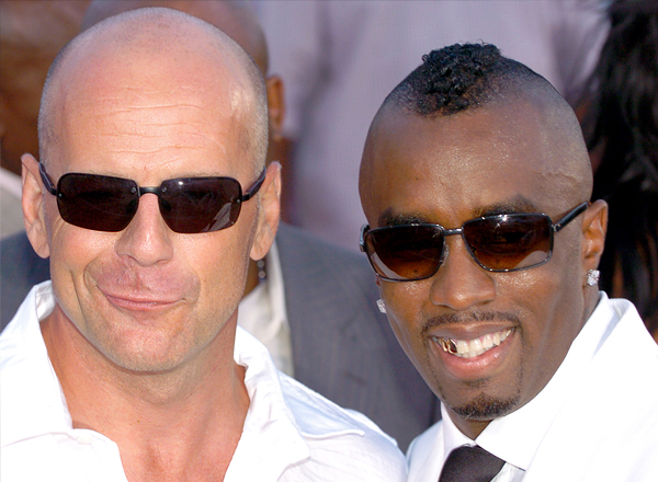 Брюс Уиллис и американский рэпер Пи Дидди (P. Diddy) на красной дорожке церемонии MTV Video Music Awards в Майами, август 2004 год