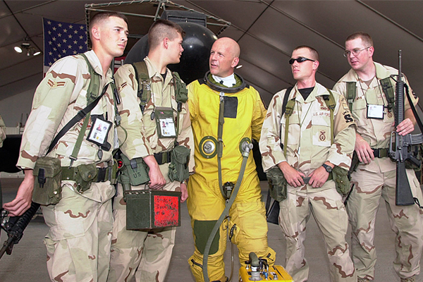 Брюс Уиллис вместе с представителями Объединенной организации обслуживания вооруженных сил (USO) на территории военной базы, сентябрь 2003 год