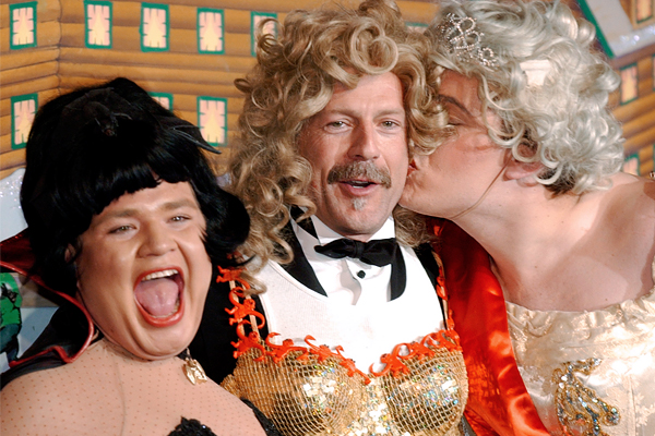 Брюс Уиллис на церемонии вручения награды "Мужчина года", вручаемой Театральным сообществом Гарвардского университета, февраль 2002 год