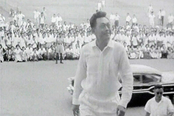 Ли Куан Ю перед собранием Городского совета Сингапура, июнь 1959 год