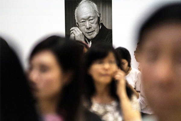 Местные жители приходят выразить свою скорбь к резиденции правительства Сингапура