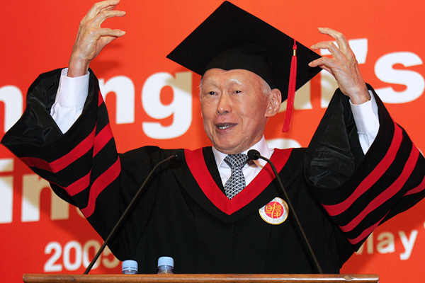 Ли Куан Ю на церемонии награждения дипломом почетного доктора юридических наук в Шанхае, май 2005 год