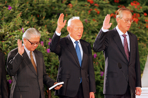 Заместитель премьер-министра Тони Тан, министр-наставник Ли Куан Ю и старший министр Го Чок Тонг во время церемонии вступления в должность нового руководства в Сингапуре, август 2004 год