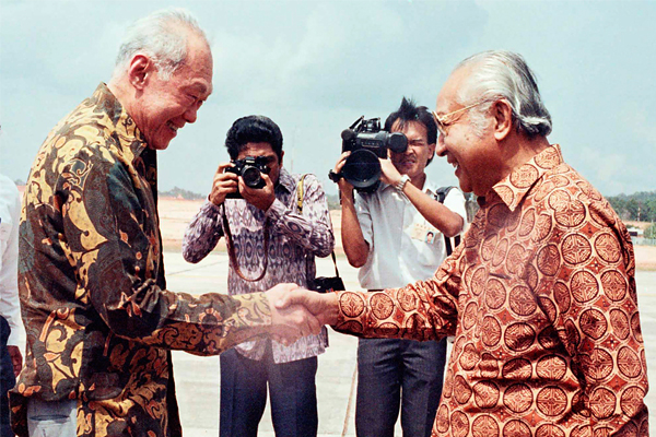 Президент Индонезии Сухарто (справа) пожимает руку премьер-министру Сингапура Ли Куан Ю в аэропорту Джакарты, август 1990 год