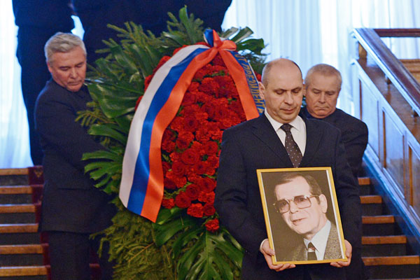 Вынос гроба с телом писателя перед церемонией прощания в Центральном Доме литераторов