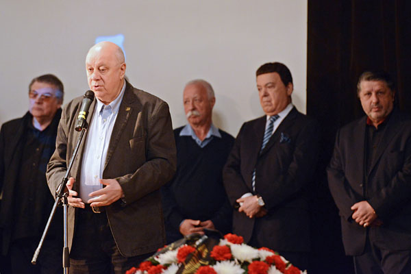 Художественный руководитель "Московского академического театра сатиры" Александр Ширвиндт, писатель Аркадий Инин, телеведущий Леонид Якубович и певец Иосиф Кобзон (слева направо) на церемонии прощания с Аркадием Аркановым