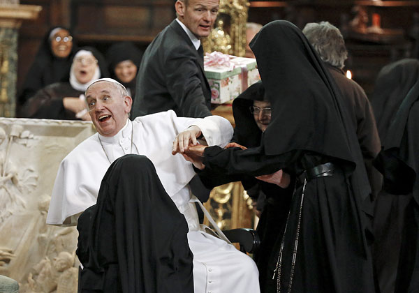Монахини-затворницы приветствуют папу римского Франциска во время его пастырского визита в Неаполь