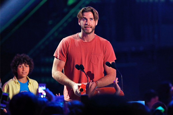 Актер Лиам Хемсворт принимает награду "лучший актер жанра экшн"