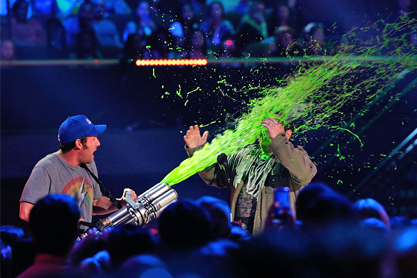 Актеры Адам Сэндлер (слева) и Джош Гэд