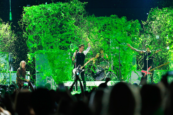 Выступление группы 5 Seconds of Summer