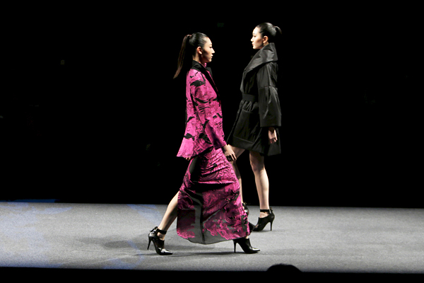 Модели демонстрируют одежду из коллекции японского дизайнера Сары Араи