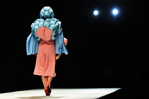 Во время показа коллекции Пекинского института модных технологий
