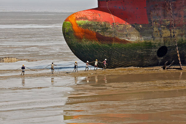 Списанный корабль на одной из судоразборных площадок прибрежного индийского города Аланг