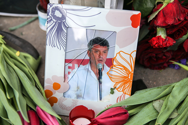 Фотография Бориса Немцова на месте гибели политика на Большом Москворецком мосту