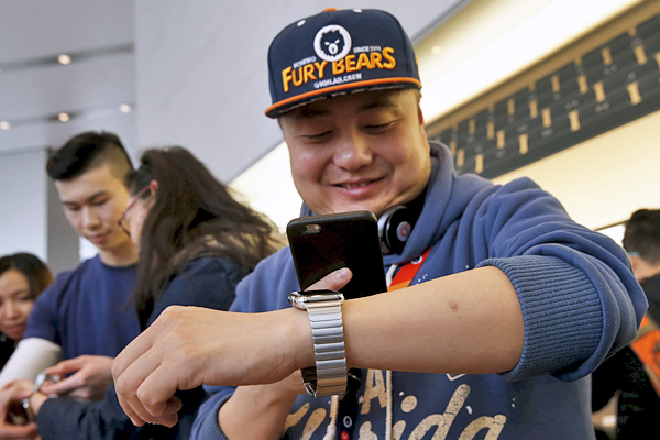 Покупатель примеряет новинку от Apple в Пекине