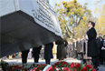 Премьер-министр Польши Ева Копач у памятника жертвам катастрофы на Повонзковском военном кладбище в Варшаве