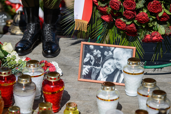 Цветы и свечи на месте крушения самолета президента Польши под Смоленском