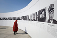 Выставка "Смоленские портреты" на площади Пилсудского в Варшаве в память о жертвах трагедии