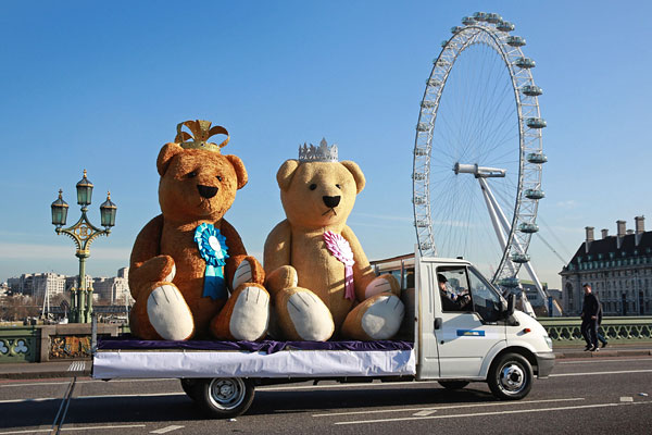 Два огромных плюшевых медвежонка прокатились по улицам Лондона в преддверии рождения второго ребенка в семье принца Уильяма