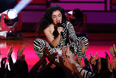 Британская певица Charli XCX выступает на церемонии MTV Movie Awards