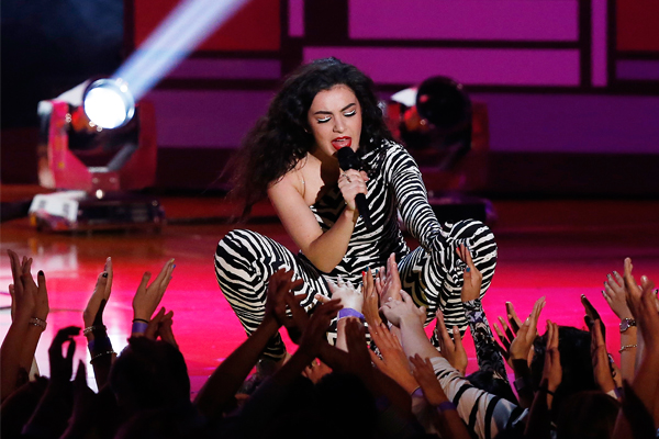 Британская певица Charli XCX выступает на церемонии MTV Movie Awards
