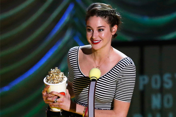 Актриса Шейлин Вудли принимает награду в категории "Лучшая актриса"