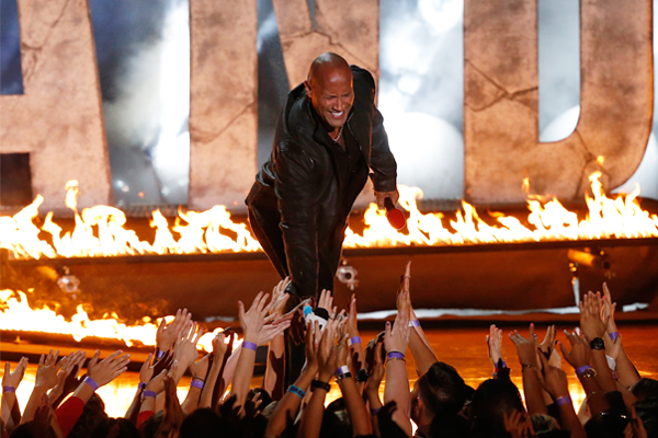 Американский актер Дуэйн Джонсон приветствует зрителей церемонии вручения MTV Movie Awards