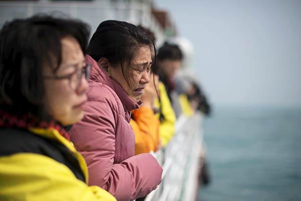 Родственники жертв крушения парома "Севоль" принимают участие в памятной церемонии