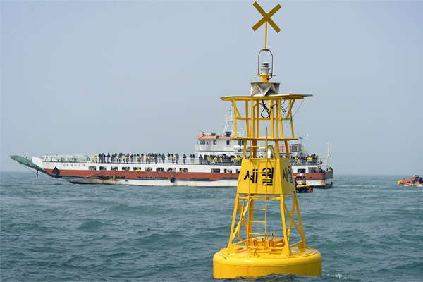 Траурные мероприятия на месте крушения южнокорейского парома "Севоль"