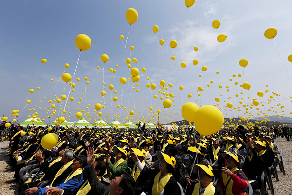 Церемония памяти жертв крушения на острове Чиндо, откуда год назад велась поисково-спасательная операция