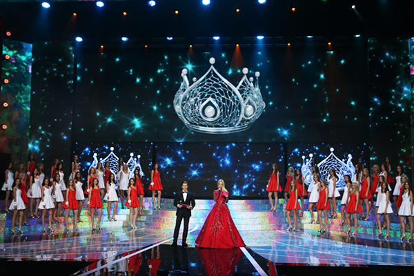 Участницы финала конкурса "Мисс Россия 2015" на сцене концертного зала Барвиха Luxury Village