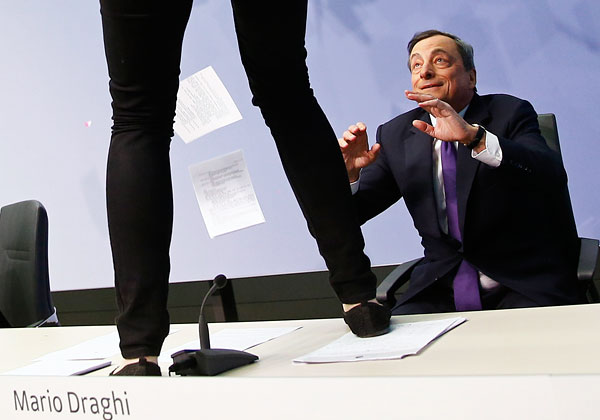 Девушка запрыгивает на стол председателя Европейского центрального банка Марио Драги во время пресс-конференции во Франкфурте