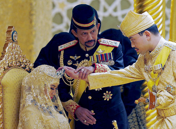 Султан Брунея Хассанал Болкиах благословляет своего сына принца Абдулу Малика во время церемонии бракосочетания в королевском дворце