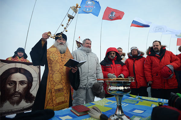 Министр природных ресурсов и экологии РФ Сергей Донской, министр экономического развития РФ Алексей Улюкаев, специальный представитель президента РФ по сотрудничеству в Арктике и Антарктике Артур Чилингаров и заместитель председателя правительства РФ Дмитрий Рогозин (справа налево) на церемонии открытия российской дрейфующей станции "Северный полюс-2015"