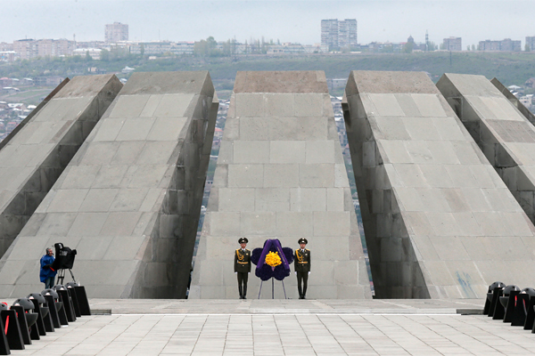 Памятные мероприятия у мемориального комплекса "Цицернакаберд" в Ереване