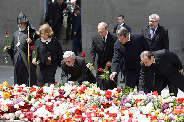 Верховный патриарх и католикос всех армян Гарегин II, президент Армении Серж Саргсян с супругой Ритой, президент России Владимир Путин, президент Кипра Никос Анастасиадис и президент Франции Франсуа Олланд (слева направо на первом плане) на церемонии возложения цветов к вечному огню