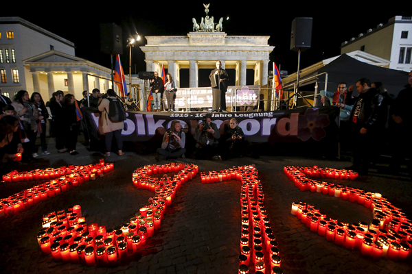 Свечи в память жертв геноцида у Бранденбургских ворот в Берлине