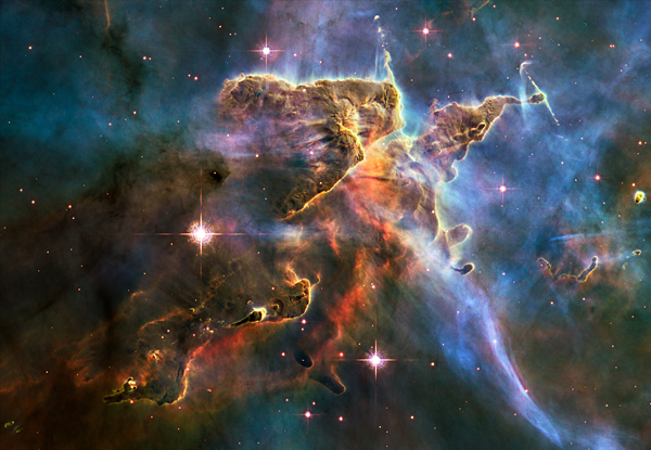 Яркие столбы в туманности Киля