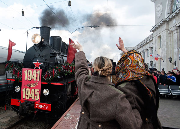 Жители Волгограда во время встречи исторического состава "Победа" на железнодорожном вокзале города