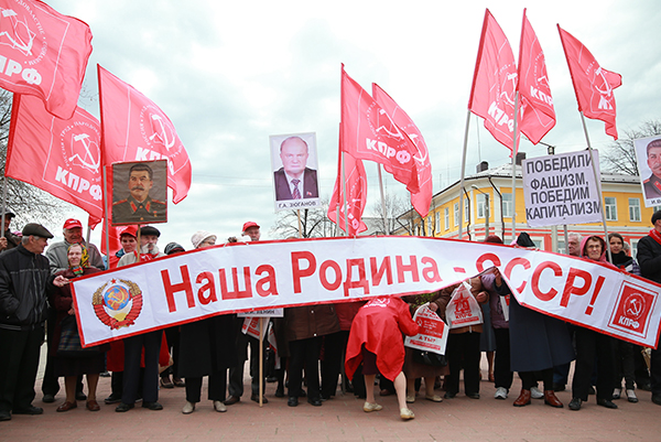 Участники первомайского шествия в центре города Иваново