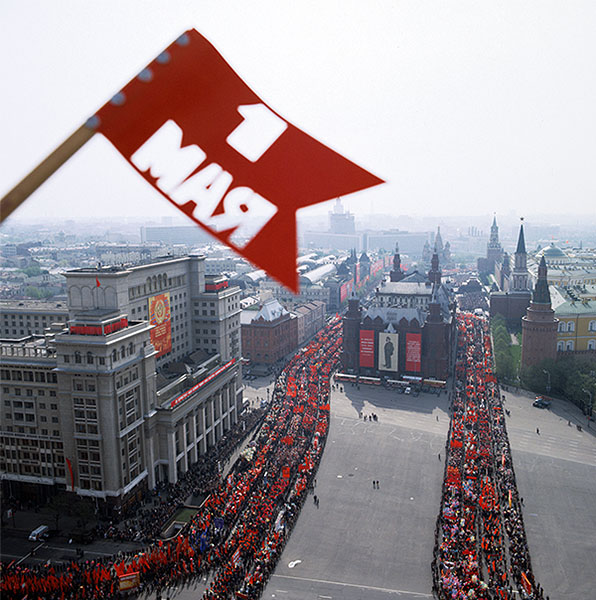 Праздничная первомайская демонстрация. Колонны демонстрантов на Манежной площади. 1983 год.